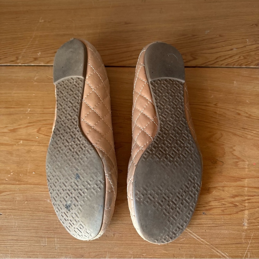 Tory Burch Quilted Leather Reva Flats Tan Gold Logo Size 8.5 - Picture 6 of 6